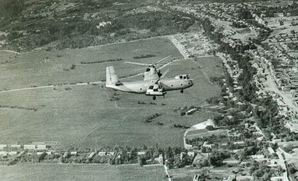Винтокрыл Ка-22 в полете на тянущих винтах